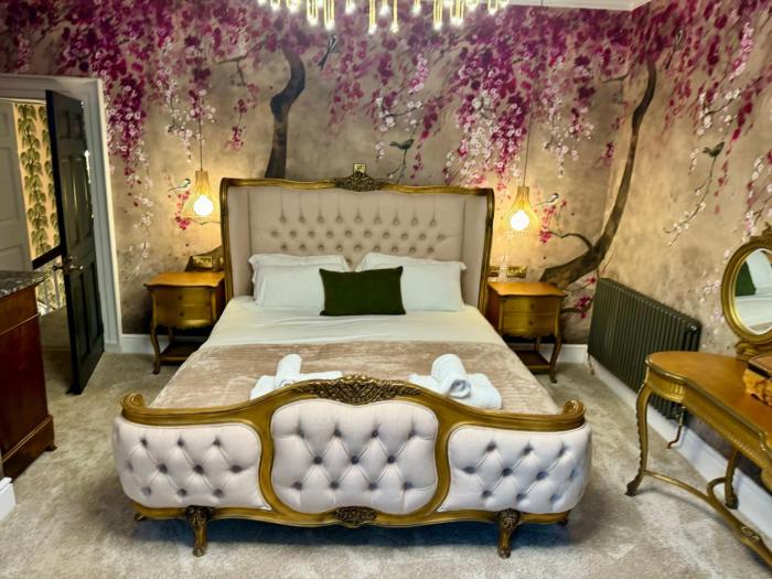 Secret Garden House - 7 bed Manor House with Hot Tub and Magical walled Gardens