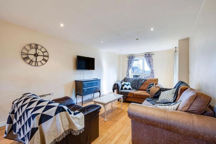 Luxury 2BR Apartment - Prime Location - Parking