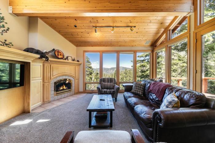Eagles Nest by Tahoe Getaways - Pet Friendly with Hot Tub, Pool Table & Shuttle to Slopes