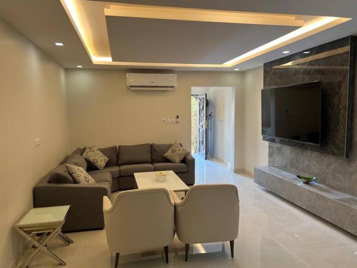 شقة عائلية غرفتين نوم وصالة ومطبخ-Family apartment with two bedrooms, a living room and a kitchen