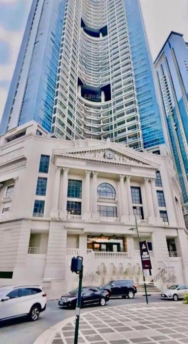 Cosy 1BR Uptown BGC with Balcony and Swimming Pool