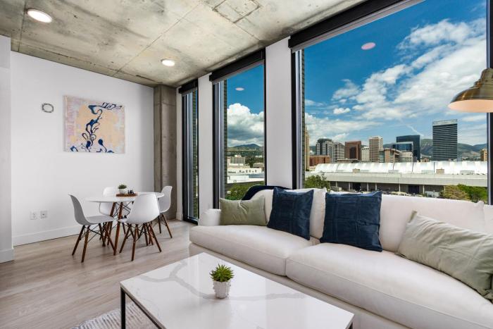 Gorgeous Downtown 1BD 1BA - BEST views & Amenities