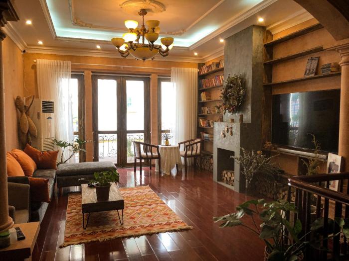 Happy house, Free public n u d e