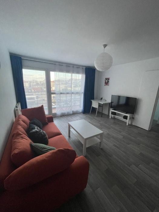 Beau grand 2 pièces balcon dernier étage calme vue dégagée sud