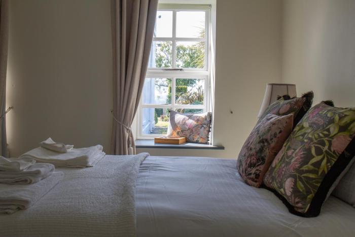 Hill House Lodge sleeps 6 Overlooking the rock of Cashel