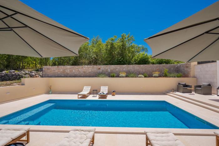 Unique Villa Pietra with heated private pool