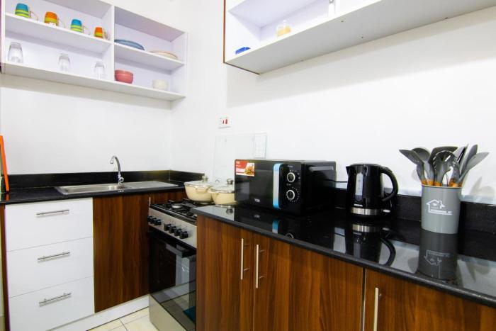 Rooftop Luxe with Queen Bed, Gym and Netflix