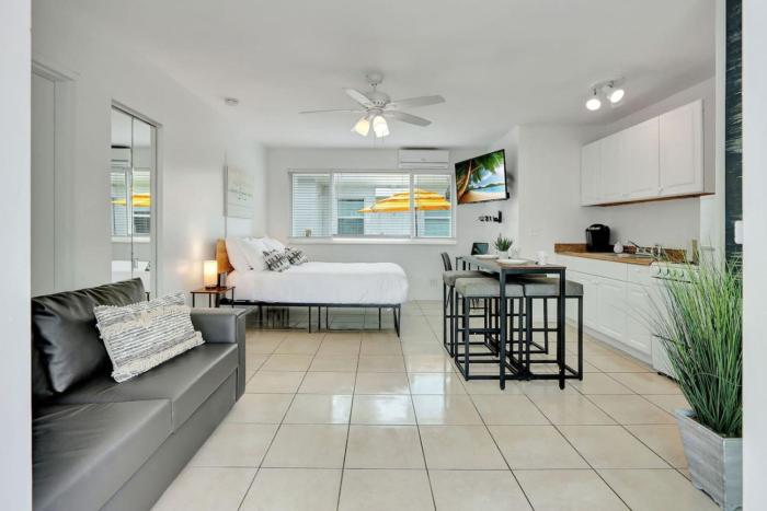 Sunlit Studio Escape Hollywood Haven, sleeps 4