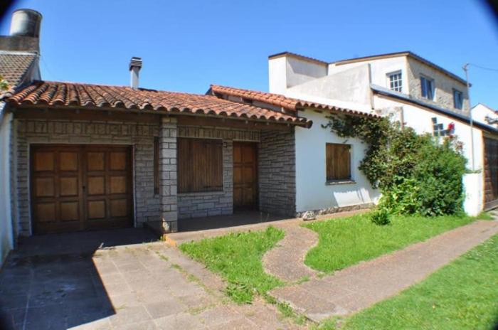 Chalet Clásico con cochera - La Casita de Mogotes