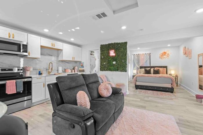 Luxury Pink Suite in Downtown