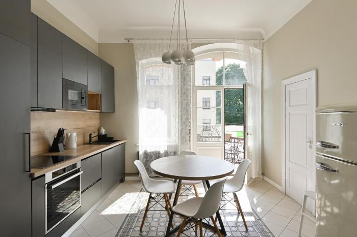 Modern apartment in historical building with car parking!