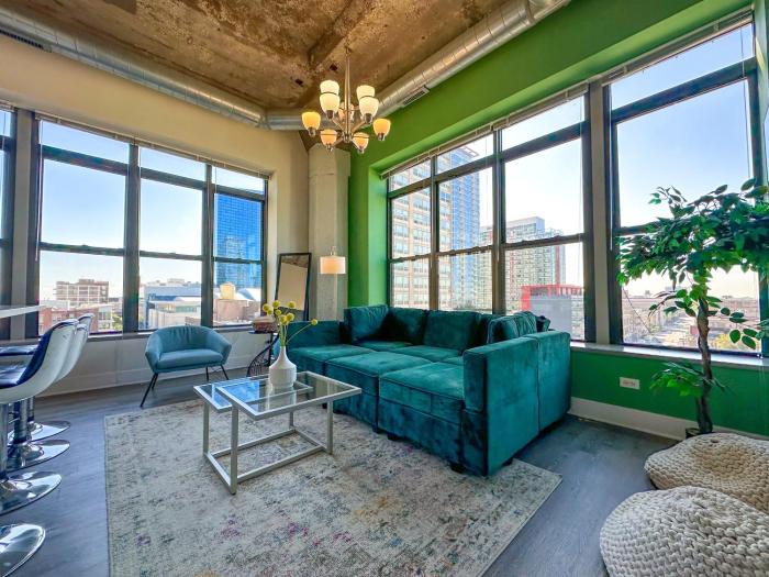 Luxury 2BR Suite with Optional Parking and Gym access Near McCormick Place and Soldier Field