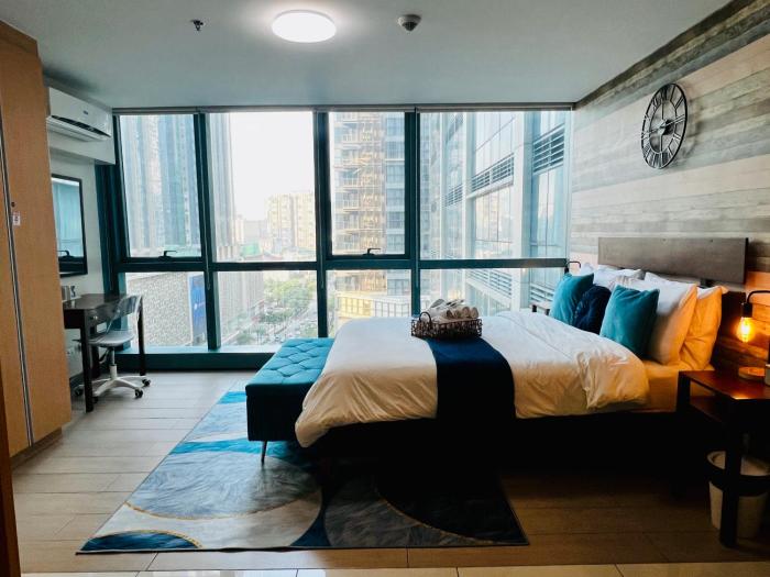 LUX BGC 1BR, Uptown Mall Connector, 5G WiFi, Pool, Ste 11