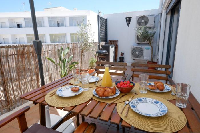 Spacious terrace, swimming pool, private parking