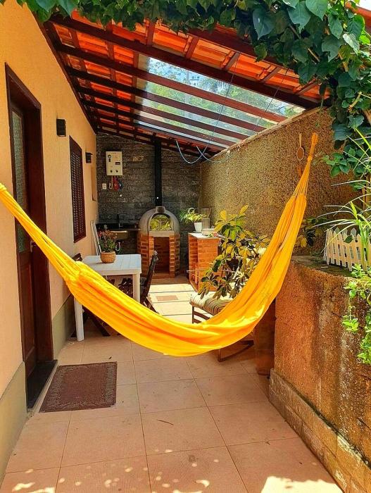 Recanto de Itaipava - casa com forno de pizza a lenha, churrasqueira, pet friendly, equipada para até 6 pessoas, em meio à Natureza e próxima ao centro do bairro