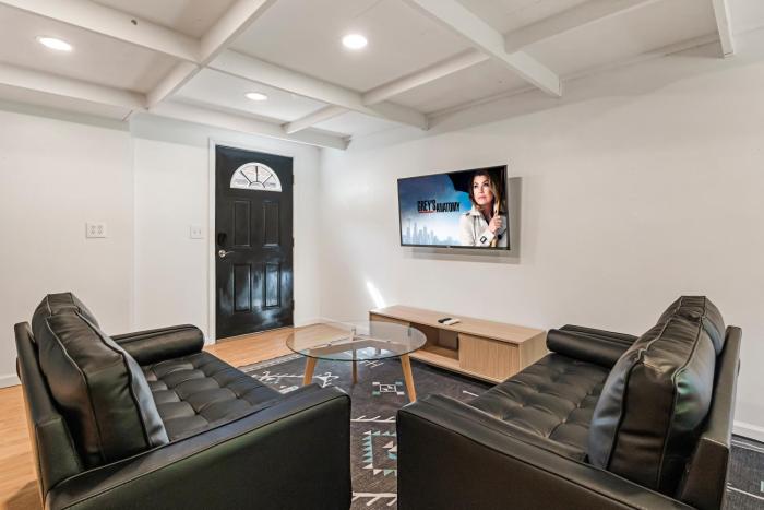 Guest House, Accessible to Downtown, & Fast WiFi!