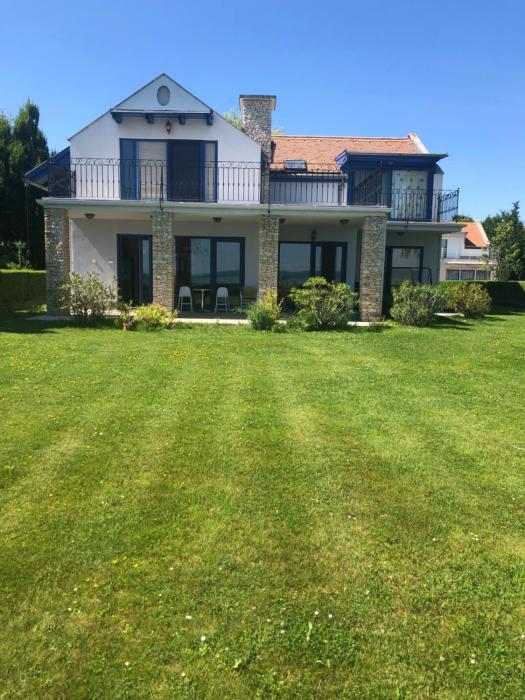 Balatonparti Villa