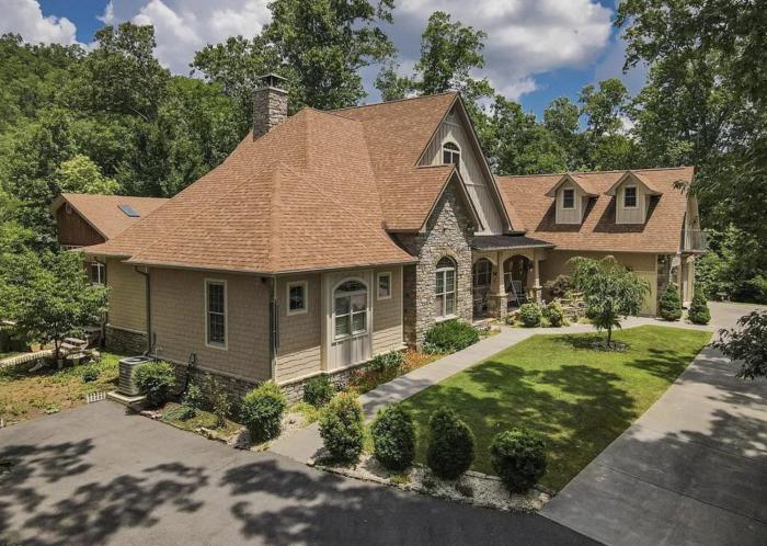 Escape to The Estate at Mill Creek Luxury 5Bed with Private Pool Hot Tub Game Room Fire Pit