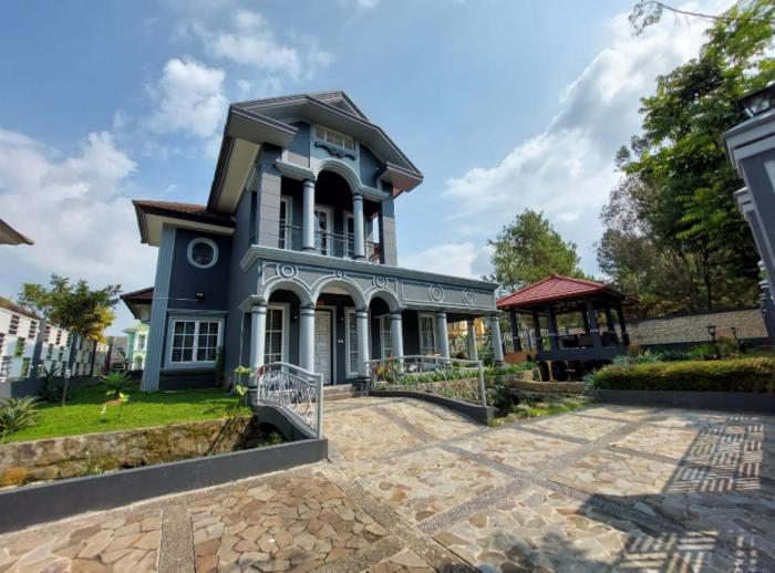 Villa puncak bogor at kota bunga with privat pool
