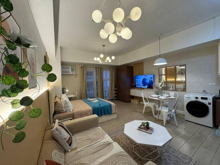 Staycation in venice residences Mckinley with balcony