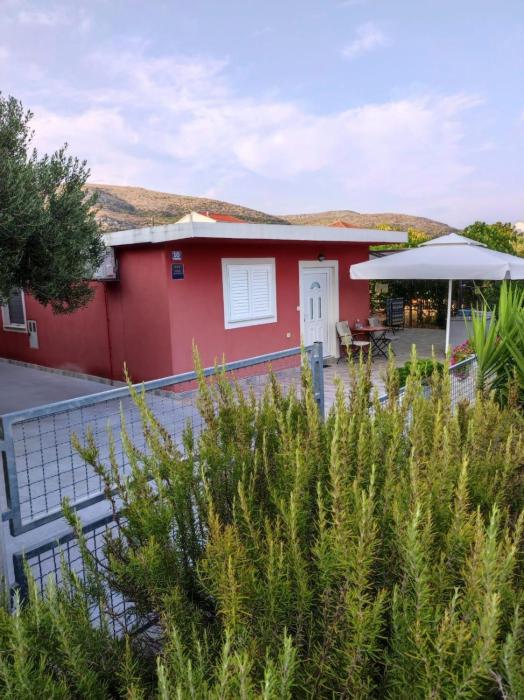 Apartments with parking space Seget Donji, Trogir - 23533
