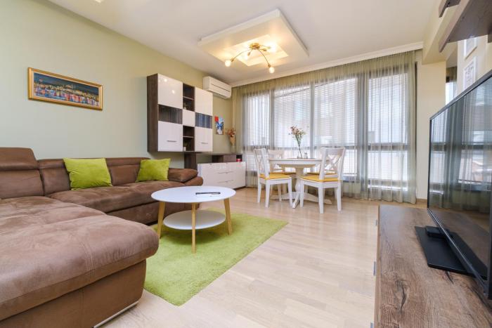 Riverside 2-Bedroom Apartment