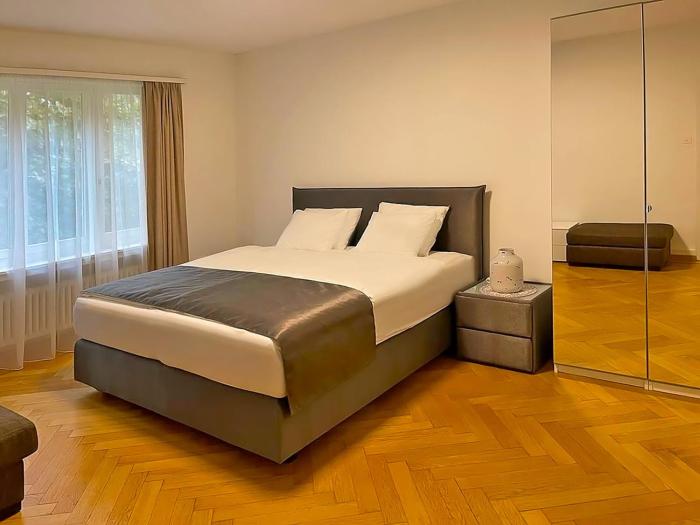 Comfort Room for One Guest with shared bathroom in Enge near City Centre & Lake Zurich, July & August only