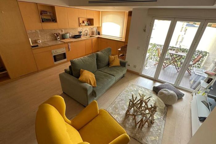 Beachfront apartment with a pool- Parede