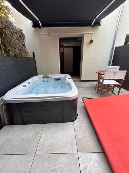 Petit studio et son spa abrité