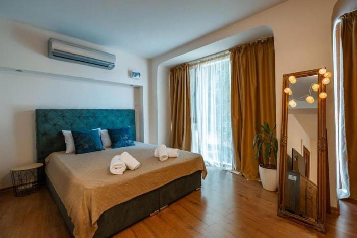 Cozy studio with FRENCH WINDOWS