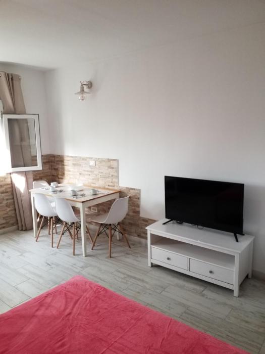 Designer 1 bedroom apartment White Tree 2 minutes to the beach in the city center, Puerto de la Cruz, Tenerife