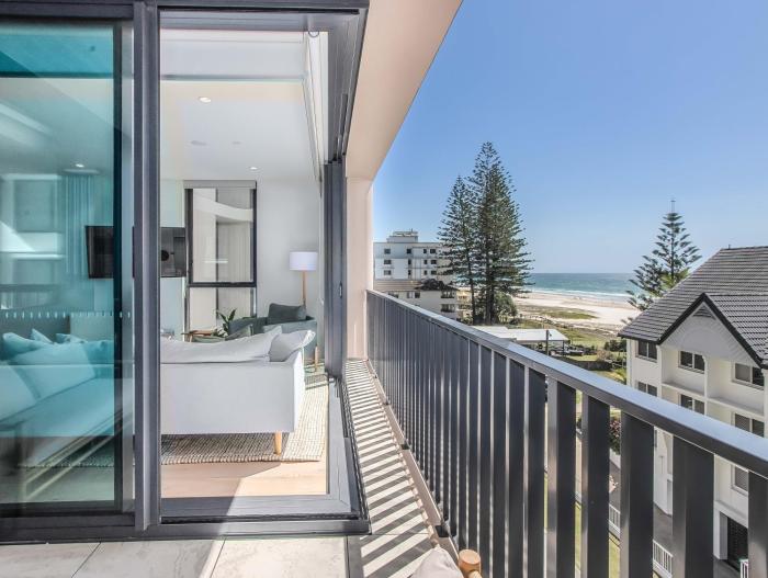 Hemingway Palm Beach - Premium Oceanview Apartments by Burleigh Letting