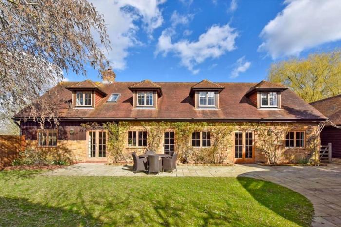 Luxury 4 Bed Barn, 10 Mins to Windsor! - By Tempstay