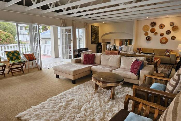 Large 3 x Bedroom Garden Oasis!