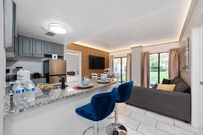 Ground 2 suites apartment near Intern Drive