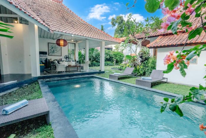 5 Bedroom Villa Etnik in Seminyak with Big Garden and Private Pool