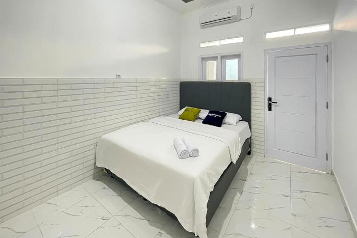 Urbanview Syariah Sasarengan Inn near RSUD Waled Cirebon