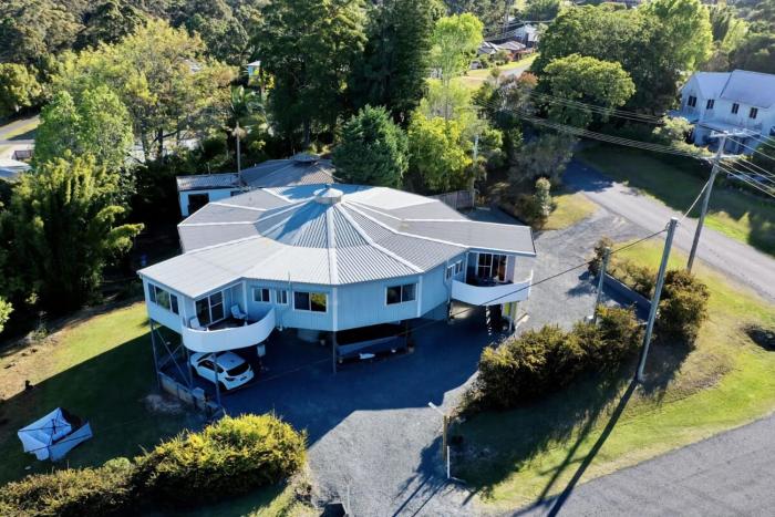 Family & Friends Escape Tamborine Mountain