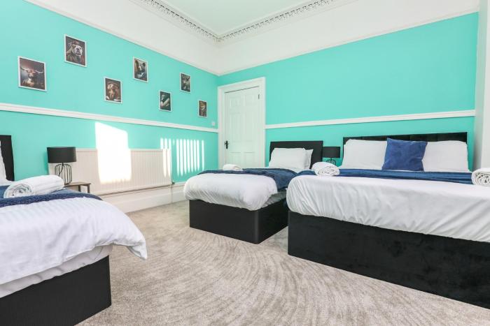 Spacious and Comfy 4 Bedroom House, Parking, Wifi