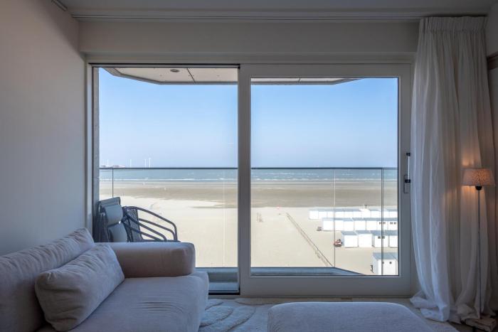 Volledig gerenoveerd 2 slaapkamer appartement met zeezicht!