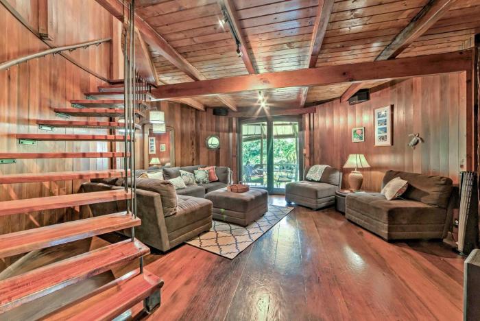 Tropical Cabana w Deck, Hot Tub & Lush Scenery!