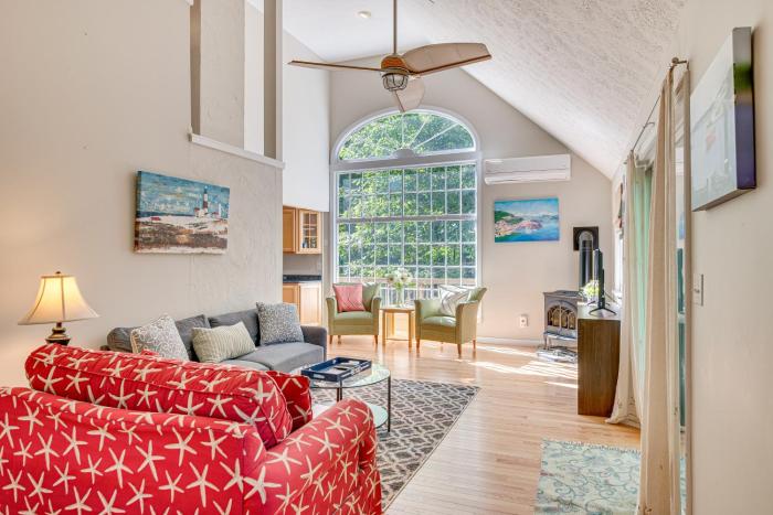 12 Mi to Ogunquit Beach: Maine Home w Deck!