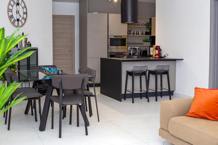 Modern Hennessy Apartment