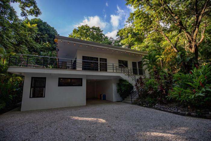 Four Winds Properties A Short Walk to the Beach