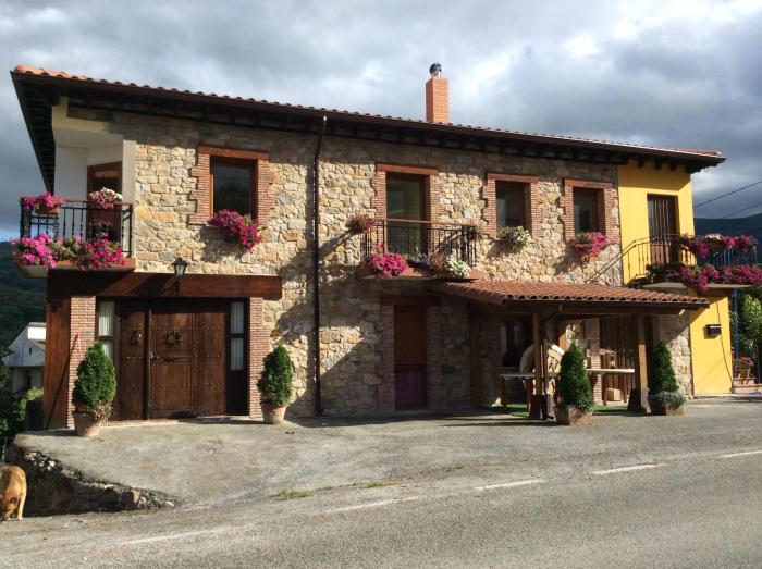 La Tienda de Abajo - Apartamentos acogedores con calefacción, parking y vistas al Valle de Soba