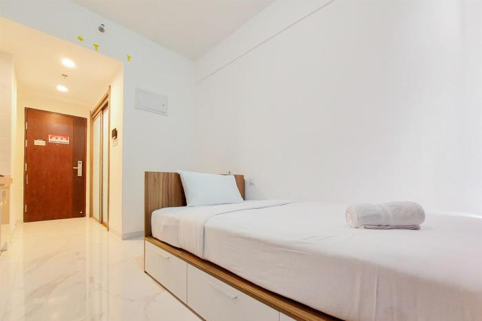 Homey and Warm Studio Room at Sky House BSD Apartment By Travelio