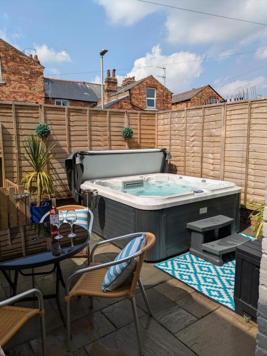 Seaside Escapes - with relaxing hot tub!