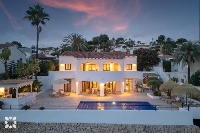 Villa Casa Blanc by Abahana Villas