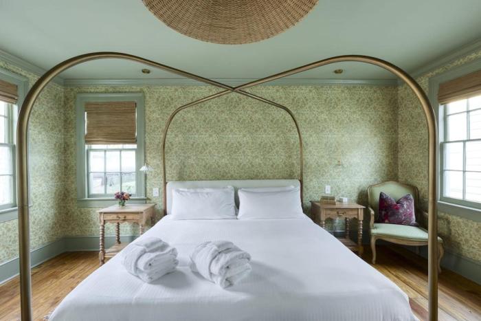 The Nicholas Veranda King Suite- 1 Block to King