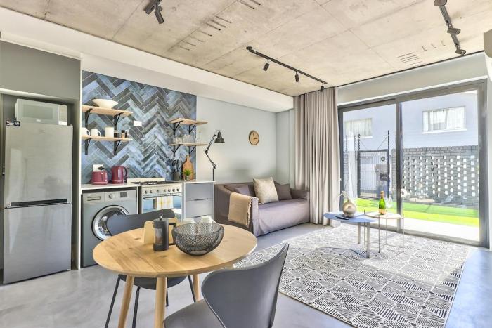 Couples retreat, central, Promenade, night life!